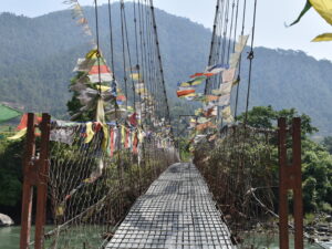 Pont suspendu et drapeaux de prière
