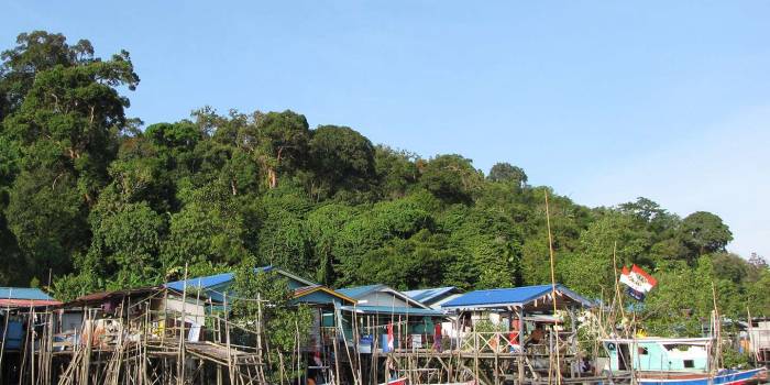 MAL-Borneo-village-pilotis